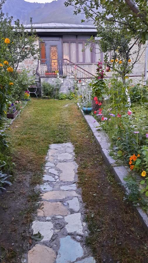 Gio-Nika Hotel Kazbegi Bagian luar foto